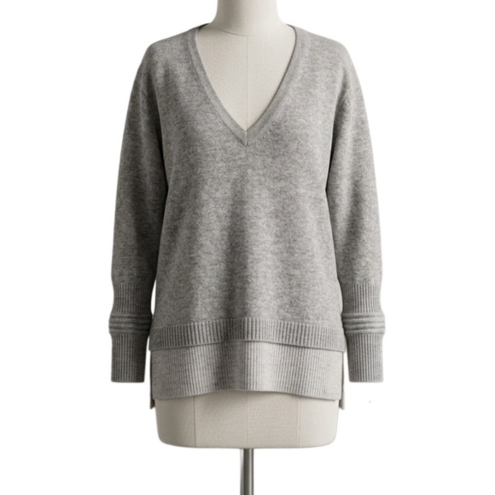 M. Patmos Light Heather Gray V-Neck Cashmere and Wool Sweater. Size Medium.